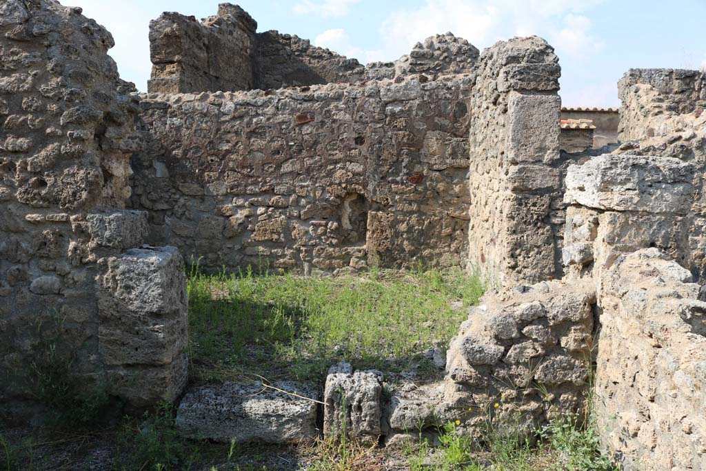 VI.14.2 Pompeii. December 2018. Looking north in room in north-west corner. Photo courtesy of Aude Durand.
61402_pièce_arrière Aude Durand.