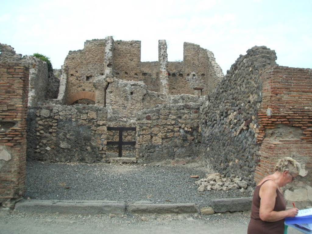 VI.14.15 Pompeii. May 2005. Looking north to entrance doorway.