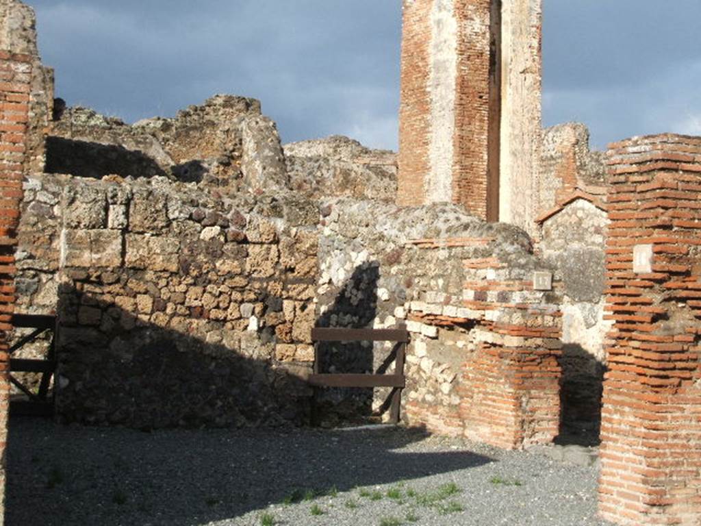 VI.14.16 Caupona.  
Linked to VI.14.17 and VI.14.12
VI.14.16 front 
and VI.14.17 around corner behind pillar on Via del Vesuvio