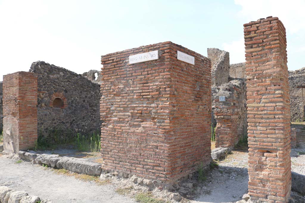 VI.14.16, Pompeii, linked to VI.14.17, Pompeii. December 2018. 
Looking north-west towards the two entrances. Photo courtesy of Aude Durand.