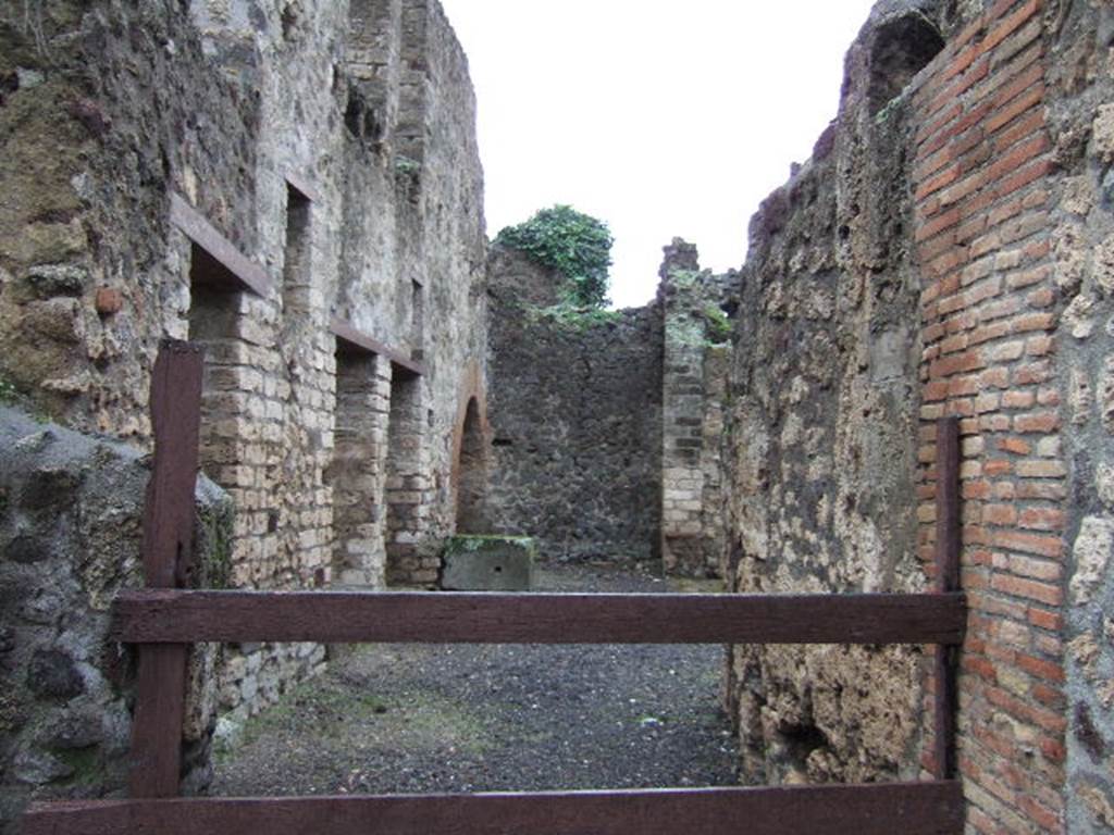 VI.14.18 Pompeii.  December 2005. Looking west from entrance.