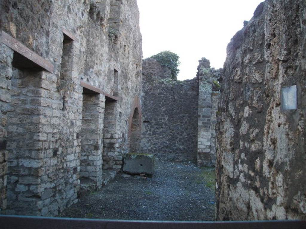 VI.14.18 Pompeii. December 2005. Looking west from entrance doorway.
