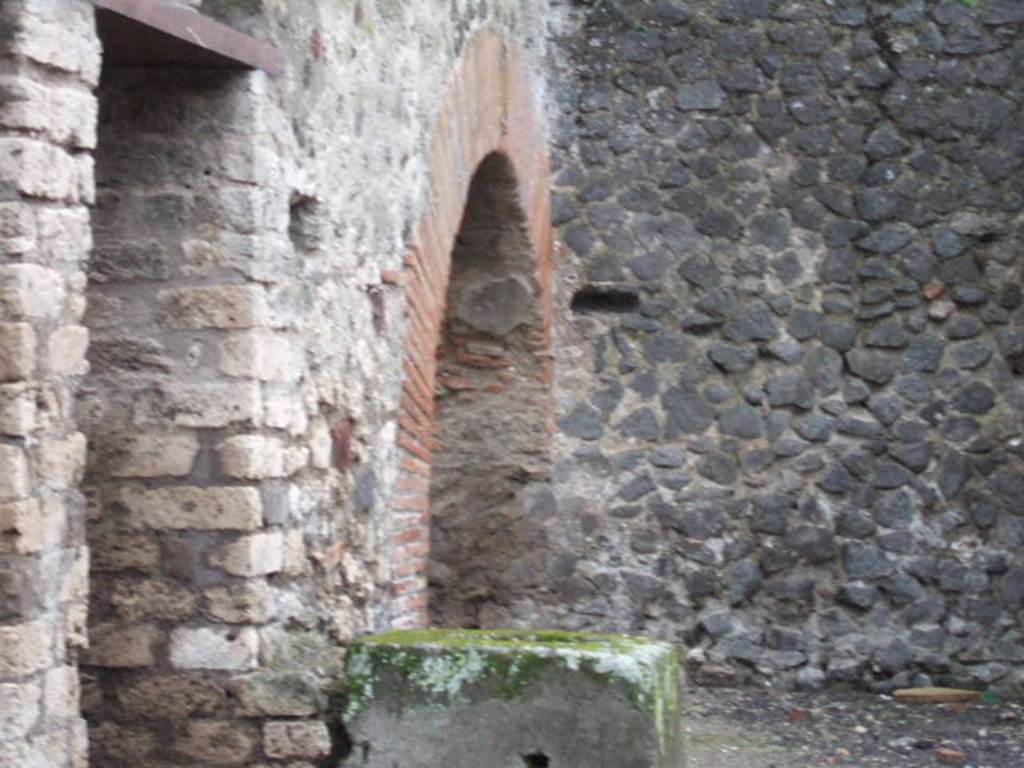VI.14.18 Pompeii.  December 2005. Arch in south west corner.