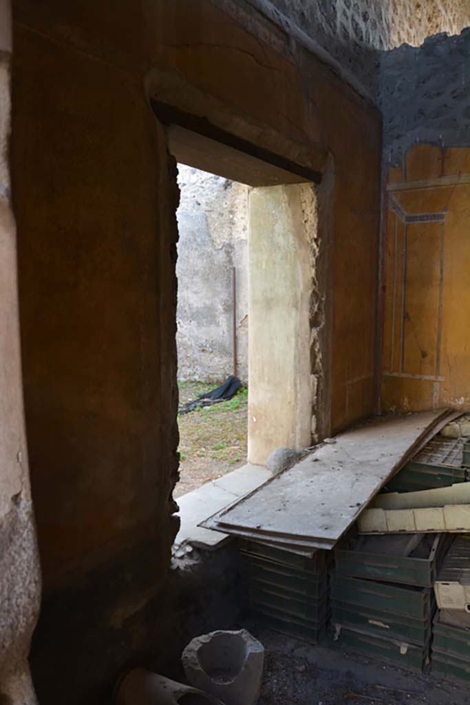 VI.14.20 Pompeii. October 2019. Room 13, east wall with window overlooking garden area.
Foto Annette Haug, ERC Grant 681269 DÉCOR.