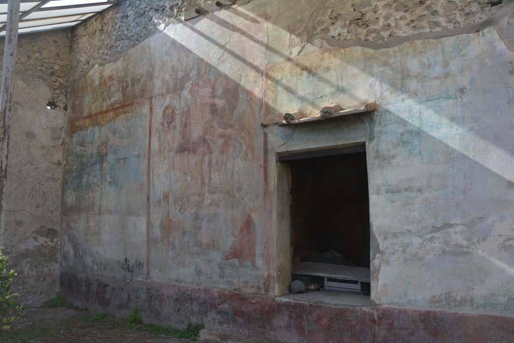 VI.14.20 Pompeii. October 2019. Room 18, west wall of garden area, with window from room 13.
Foto Annette Haug, ERC Grant 681269 DÉCOR.