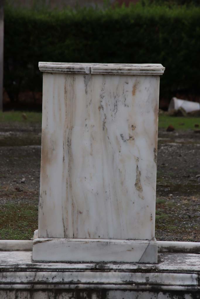 VI.14.20 Pompeii. October 2020. Room 1, looking west across atrium towards marble fountain. 
Photo courtesy of Klaus Heese.