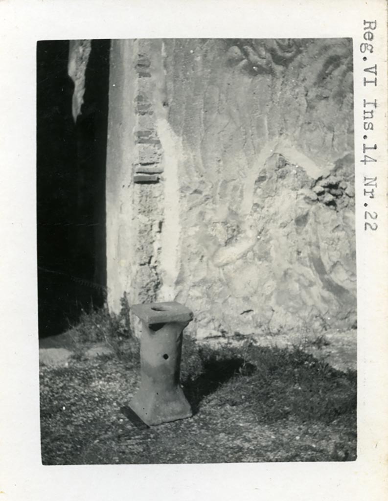VI.14.22 Pompeii. Pre-1937-39. 
North-west corner of atrium showing conserved layer of plaster with imprints of trowel.
Photo courtesy of American Academy in Rome, Photographic Archive.  Warsher collection no. 1292.