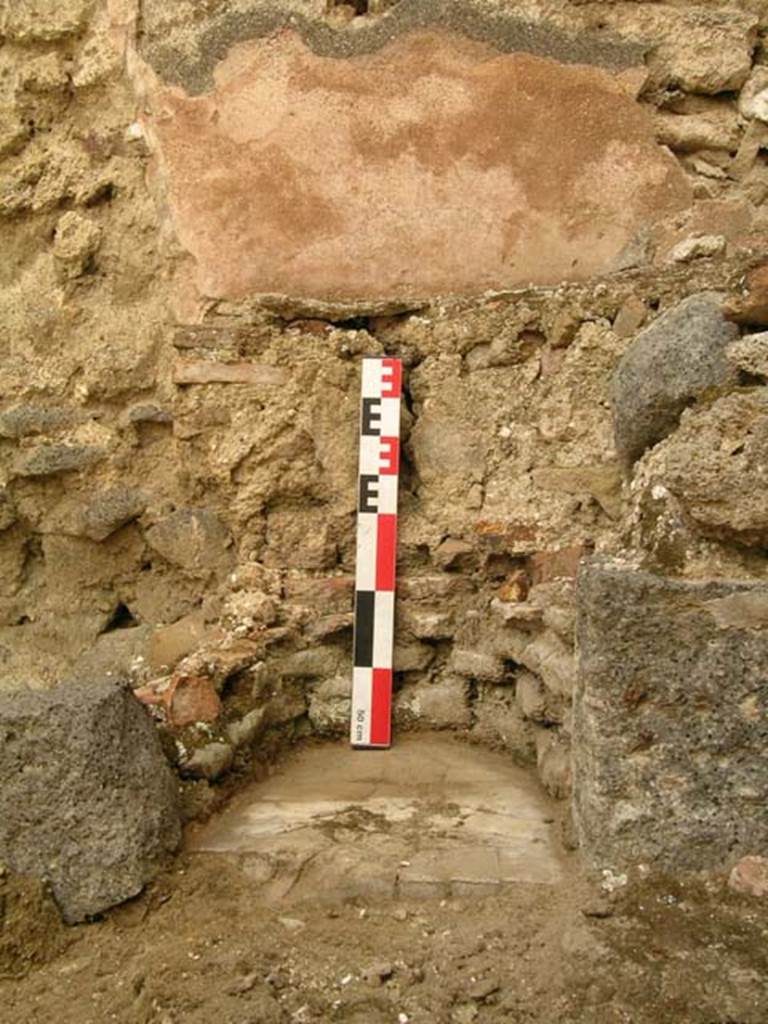VI.14.22 Pompeii. June 2006. Room 9, detail of remains of oven from west side of kitchen.  Photo courtesy of Nicolas Monteix.