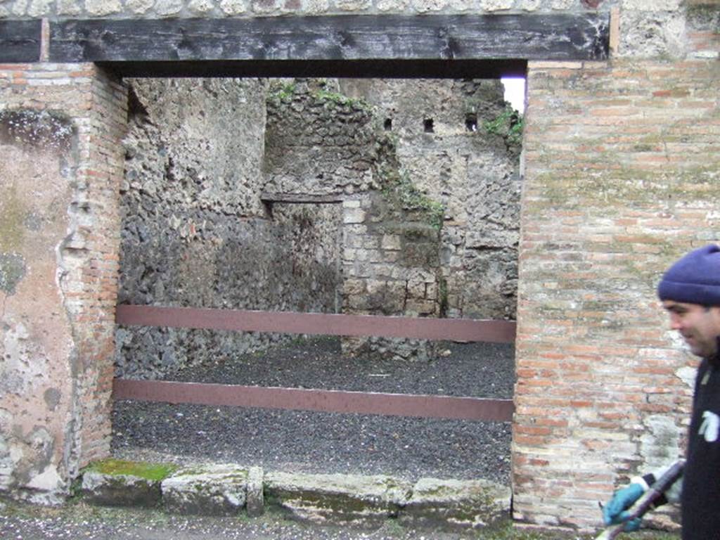 VI.14.24 Pompeii. December 2005. Looking west to entrance doorway. According to BdI, this entrance was found without a threshold.