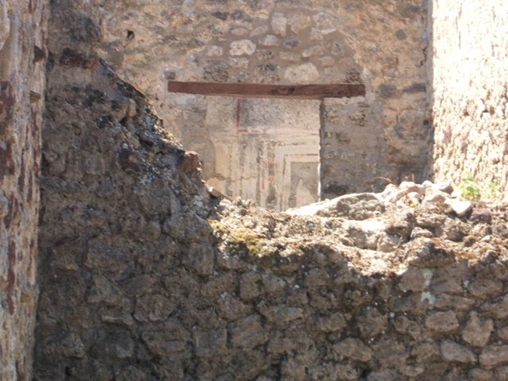 VI.14.25 Pompeii. May 2005. Fresco from VI.14.26 showing repaired wall/doorway, looking over rear wall from VI.14.25.