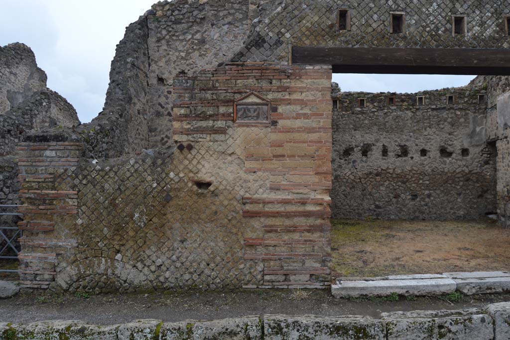 VI.14.28 Pompeii. March 2018. Looking towards wall on south side of entrance doorway with plaque.
Foto Taylor Lauritsen, ERC Grant 681269 DÉCOR.