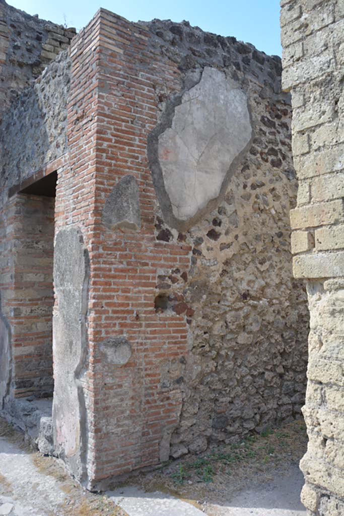 VI.14.30 Pompeii. July 2017. South wall of vestibule/entrance corridor.
Foto Annette Haug, ERC Grant 681269 DÉCOR.