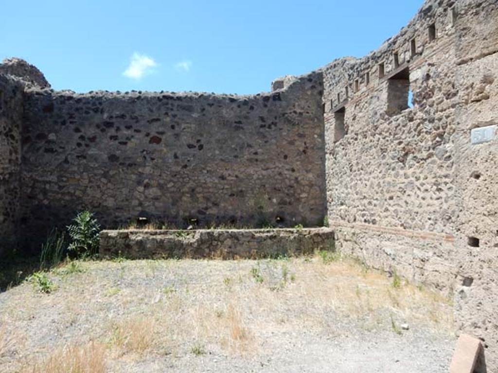 VI.14.31 Pompeii. May 2017. Looking west from entrance doorway. Photo courtesy of Buzz Ferebee.