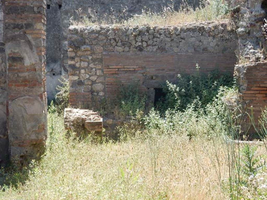 VI.14.32 Pompeii. May 2017. Detail of north side of oven on south side of bakery. Photo courtesy of Buzz Ferebee.