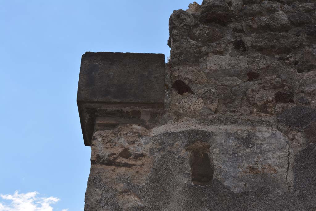 VI.14.34 Pompeii. July 2017. Upper west side of doorway with detail of cube shaped capital.
Foto Annette Haug, ERC Grant 681269 DÉCOR.