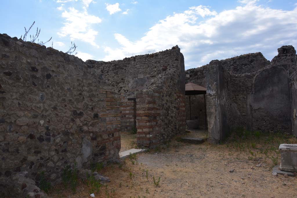 VI.14.34 Pompeii. July 2017. Looking south along east side of atrium with doorway to bakery, in centre.
Foto Annette Haug, ERC Grant 681269 DÉCOR.