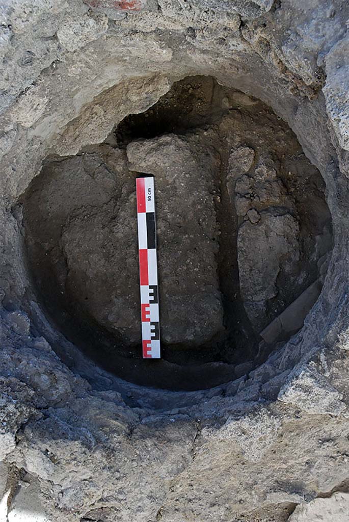 Fig. 14 - Pompéi Pistrina. Canalisation parcourant la salle des meules dans la boulangerie VI 14, 33-34 du nord au sud, vue à travers l’emplacement d’une meule laissé vacant. 
Cliché pris du sud. Cliché : S. Aho / ÉfR.