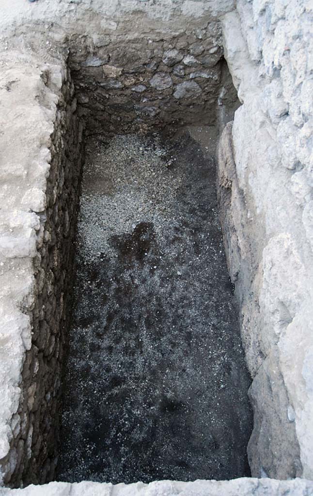 Fig. 16 - Pompéi Pistrina. Probable fosse septique en cours de fouille dans la boulangerie VI 14, 33-34. 
Cliché pris du nord. Cliché : S. Aho / ÉfR.