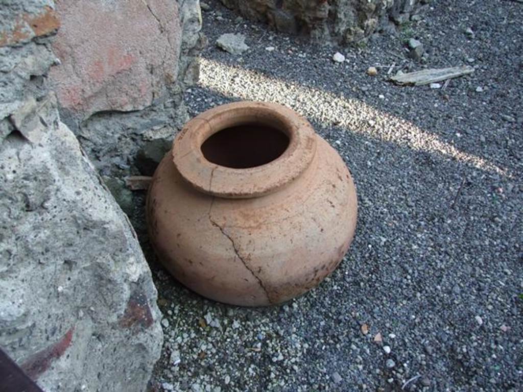 VI.14.35 Pompeii. December 2007. Large terracotta pot on east side of doorway.