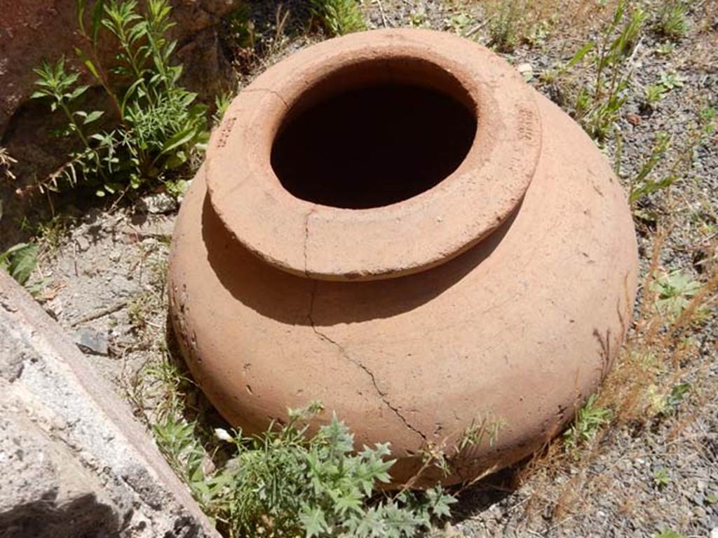 VI.14.35 Pompeii. May 2017. Large terracotta pot on east side of doorway.  Photo courtesy of Buzz Ferebee.