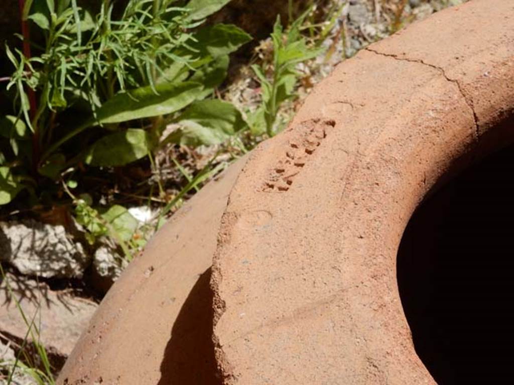 VI.14.35 Pompeii. May 2017. Embossed stamp in large terracotta pot on east side of doorway.  Photo courtesy of Buzz Ferebee.