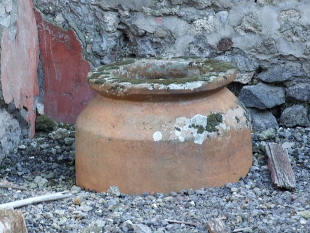 VI.14.35 Pompeii. December 2007. Large terracotta pot near south wall.