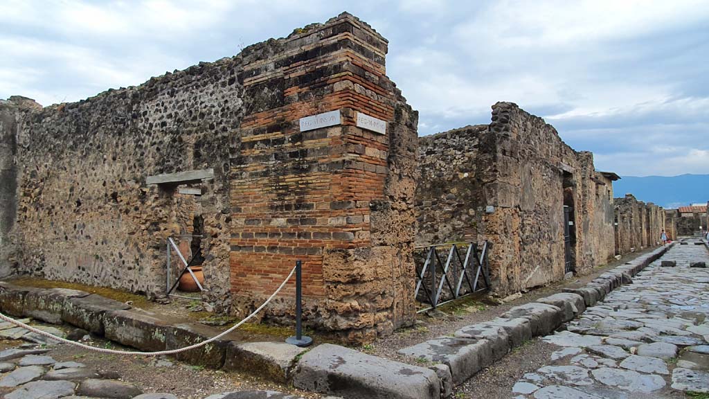 VI.14.35, on left, and VI.14.36, in centre, Pompeii. July 2021. 
Looking south-east at junction of Vicolo di Mercurio, on left, and Vicolo dei Vettii, on right.
Foto Annette Haug, ERC Grant 681269 DÉCOR.