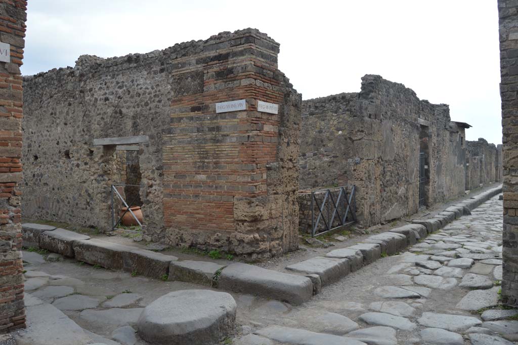 VI.14.36 Pompeii. October 2017. 
Looking south-east from Vicolo di Mercurio towards entrance doorways, VI.14.35, on left, and VI.14.36, in centre.
Foto Taylor Lauritsen, ERC Grant 681269 DÉCOR.