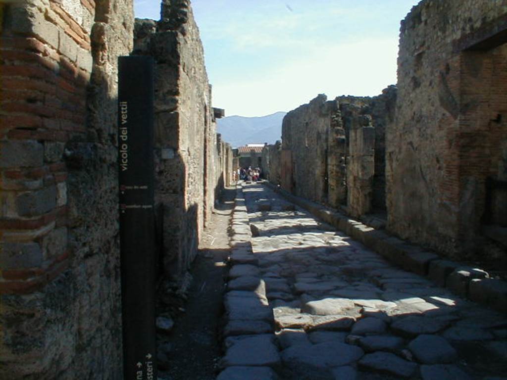 VI.14.36 Caupona DI SALVIUS.  Linked to VI.14.35
VI.14.36                               Vicolo dei Vettii looking south             VI.13