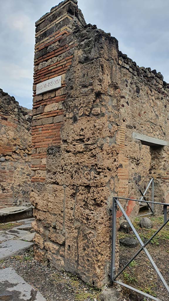 VI.14.36 Pompeii. July 2021. 
Looking towards pilaster at north-west corner, on north side of doorway.
Foto Annette Haug, ERC Grant 681269 DÉCOR.