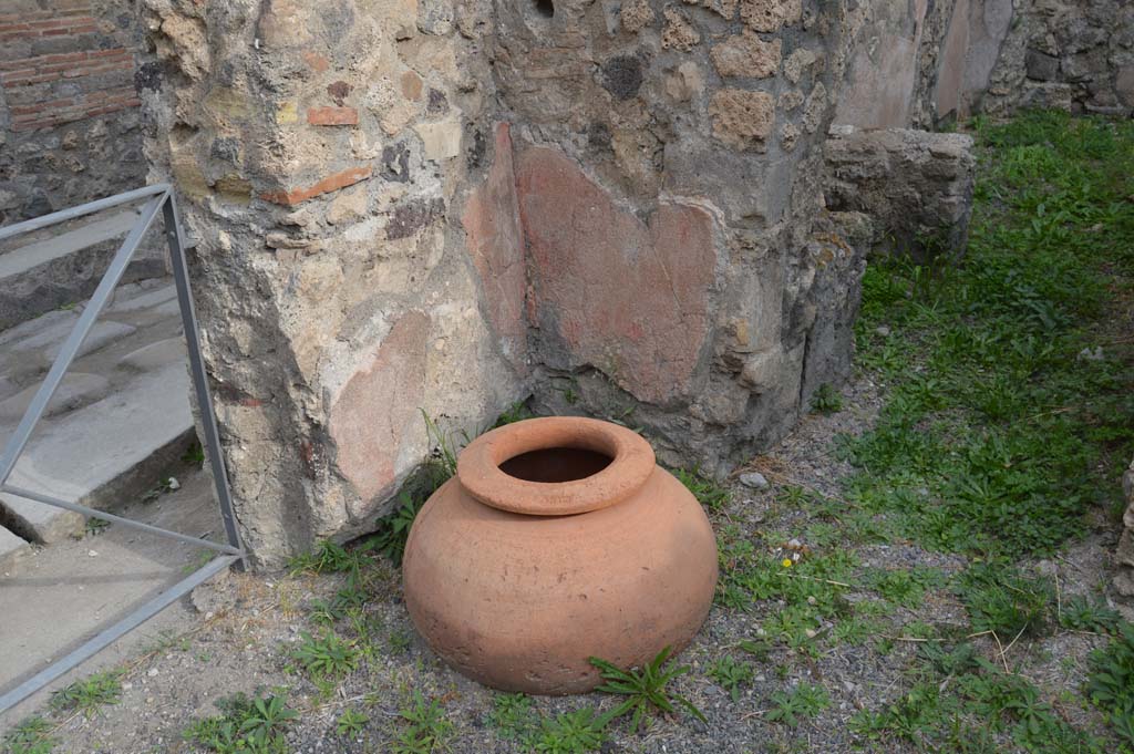 VI.14.36 Pompeii. October 2017. Terracotta pot in north-east corner of bar room, on the right is the doorway into the kitchen. 
Foto Taylor Lauritsen, ERC Grant 681269 DÉCOR.