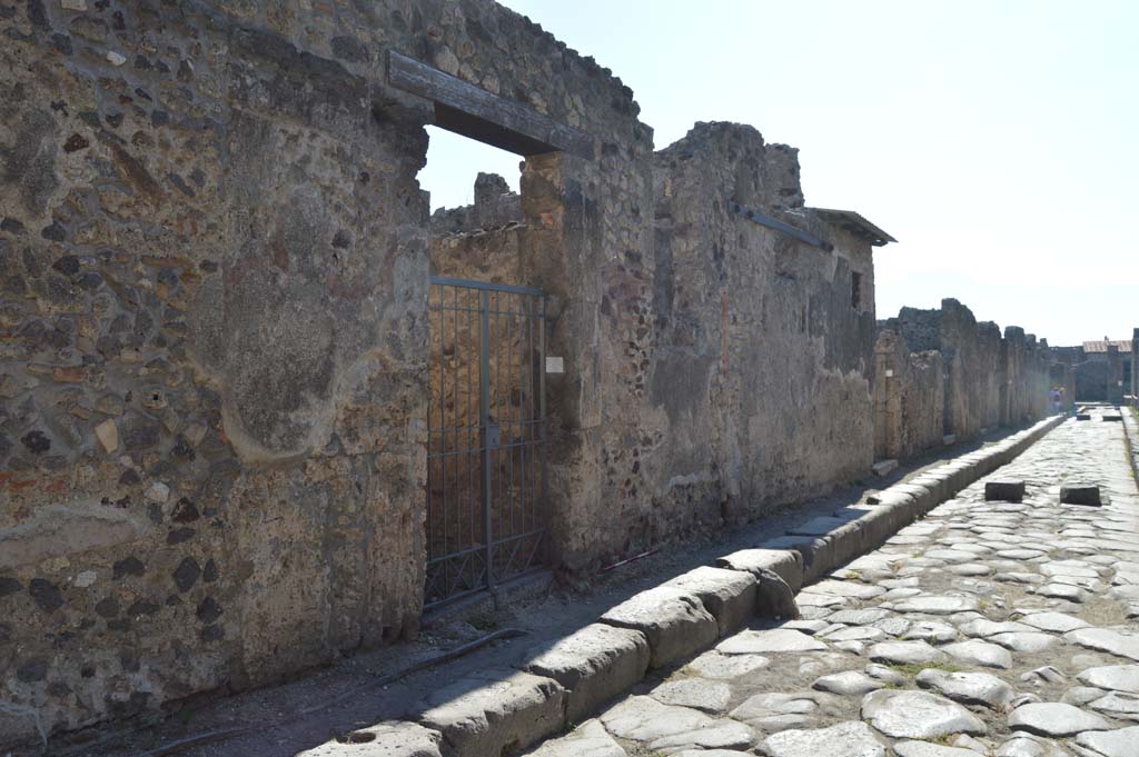 VI.14.37 Pompeii. October 2017. 
Looking south along east side of Vicolo dei Vettii towards junction with Via della Fortuna, on right.
Foto Taylor Lauritsen, ERC Grant 681269 DÉCOR.