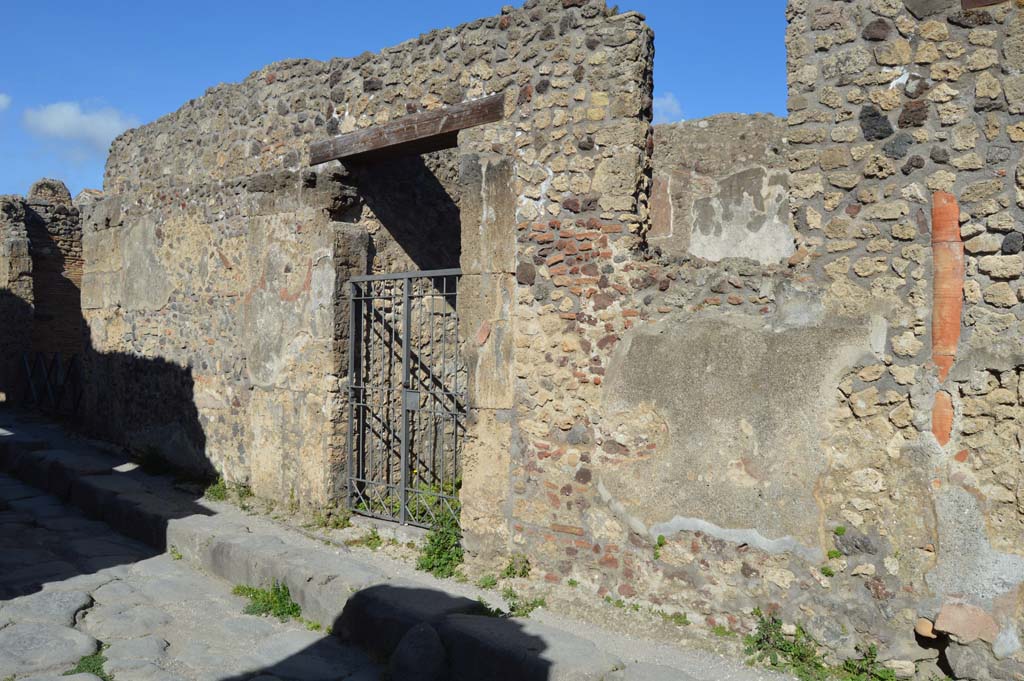 VI.14.37 Pompeii. March 2019. Looking north-east towards entrance doorway and front façade.
Foto Taylor Lauritsen, ERC Grant 681269 DÉCOR.