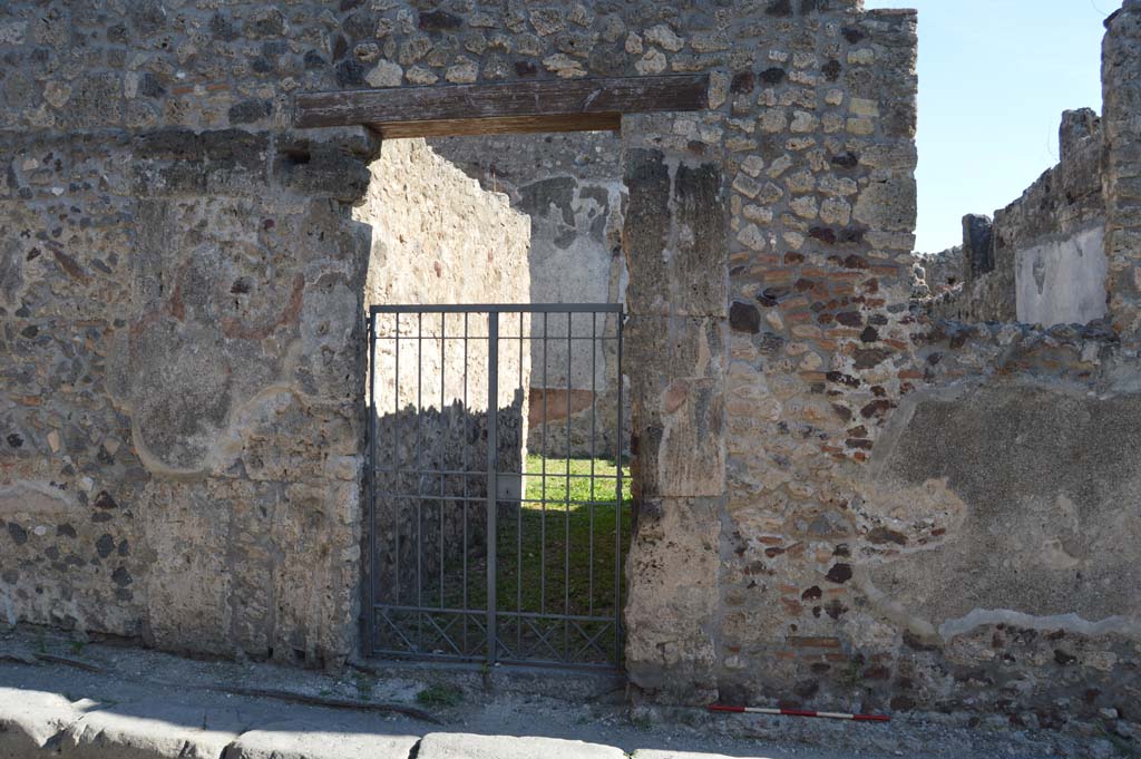 VI.14.37 Pompeii. October 2017. Looking east into entrance doorway.
Foto Taylor Lauritsen, ERC Grant 681269 DÉCOR.