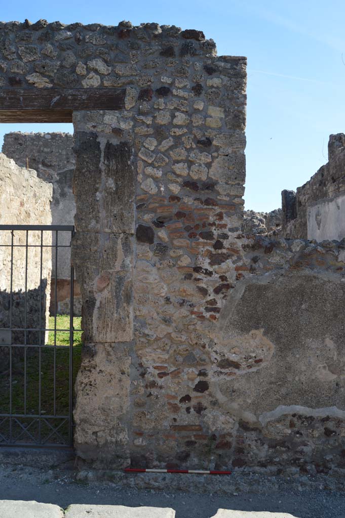 VI.14.37 Pompeii. October 2017. Detail of right (south) side of entrance doorway.
Foto Taylor Lauritsen, ERC Grant 681269 DÉCOR.