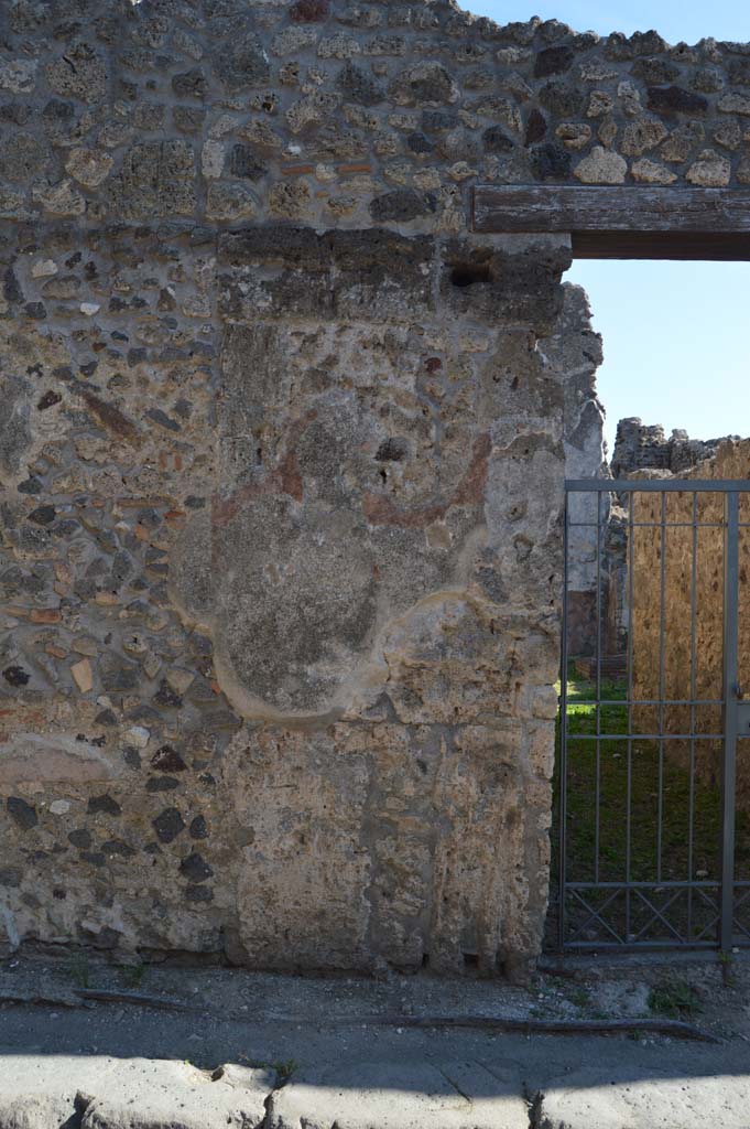 VI.14.37 Pompeii. October 2017. Detail of left (north) of entrance doorway.
Foto Taylor Lauritsen, ERC Grant 681269 DÉCOR.