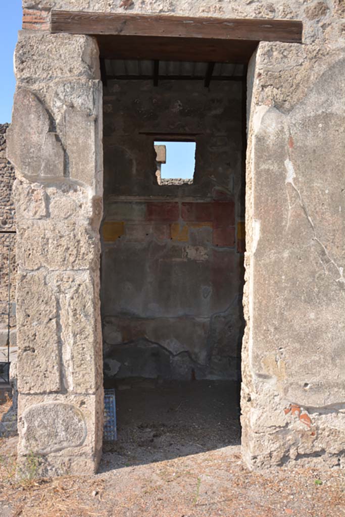 VI.14.38 Pompeii. September 2019. 
Looking west through doorway to cubiculum on north side of entrance doorway.
Foto Annette Haug, ERC Grant 681269 DÉCOR.