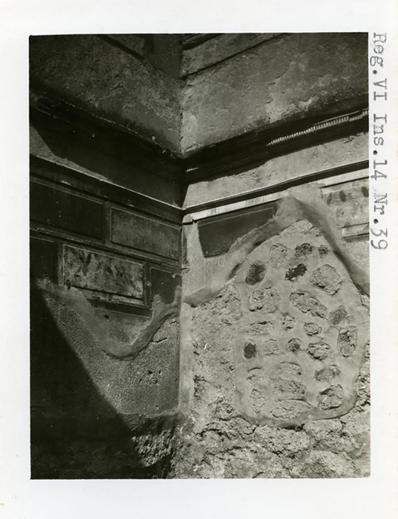 VI.14.38 Pompeii but numbered as VI.14.39. Pre-1937-39. 
North-west corner of cubiculum on north side of entrance doorway.
Photo courtesy of American Academy in Rome, Photographic Archive. Warsher collection no. 1812.