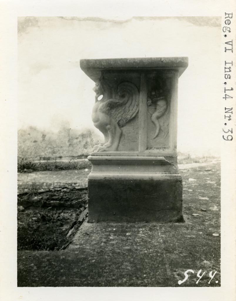 VI.14.39 Pompeii. Pre-1937-39. Detail of table, at east side of impluvium in atrium.
Photo courtesy of American Academy in Rome, Photographic Archive. Warsher collection no. 544.