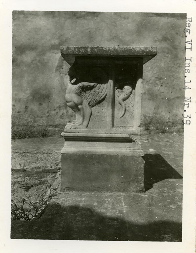 VI.14.39 Pompeii. Pre-1937-39. Detail of table, at east side of impluvium in atrium.
Photo courtesy of American Academy in Rome, Photographic Archive. Warsher collection no. 1807.