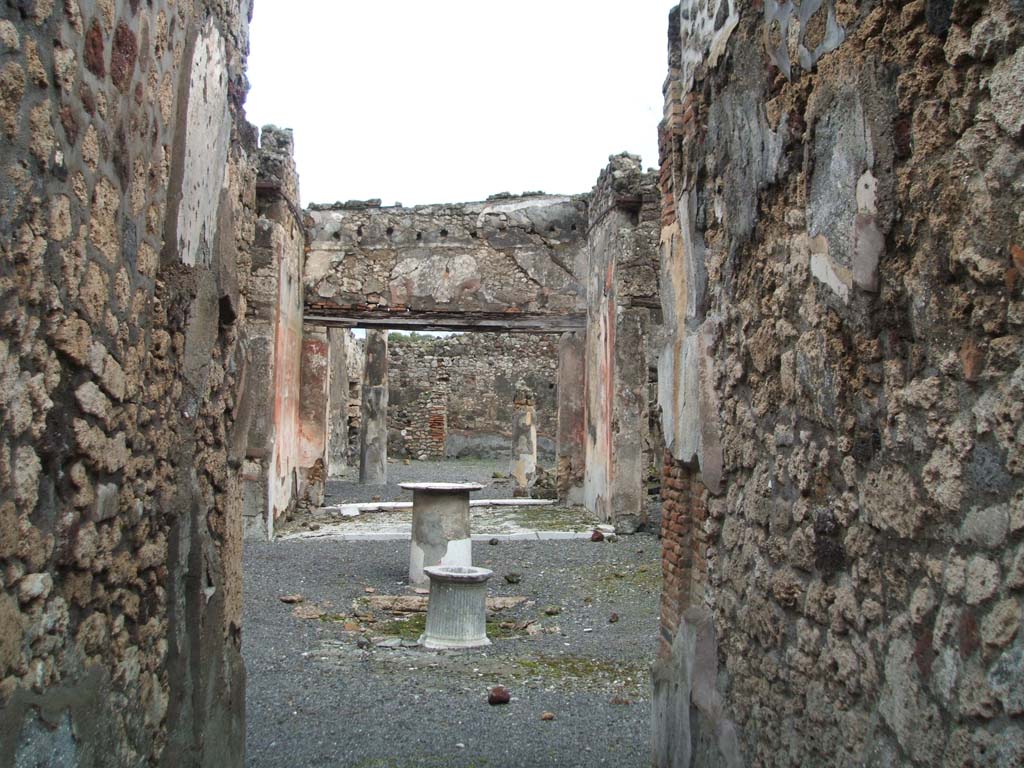 VI.14.40 Pompeii. December 2004. Looking east from entrance corridor across atrium through tablinum to the garden area at rear.