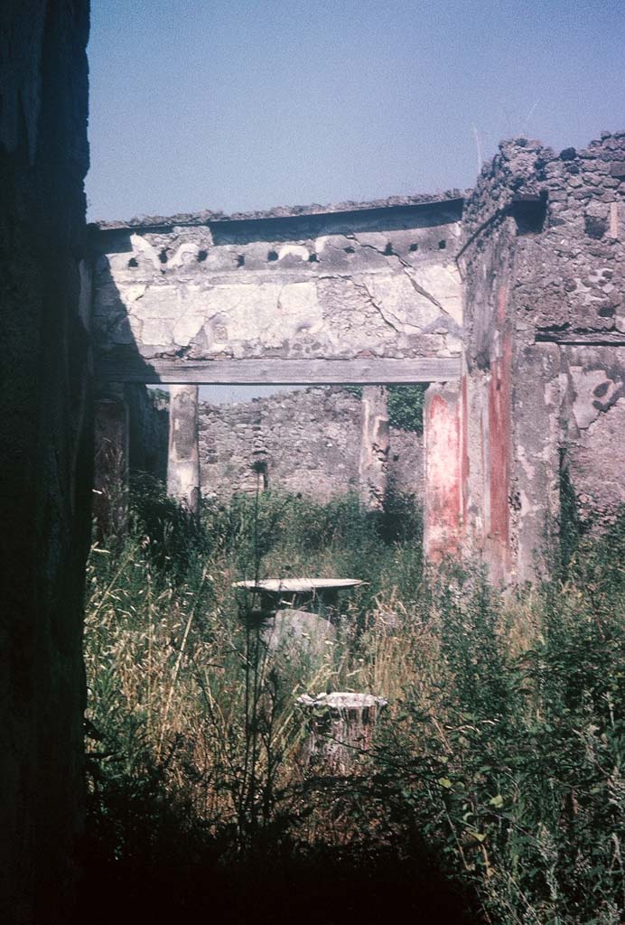 VI.14.40, Pompeii. August 1965. 
Looking east across atrium from entrance corridor. Photo courtesy of Rick Bauer.