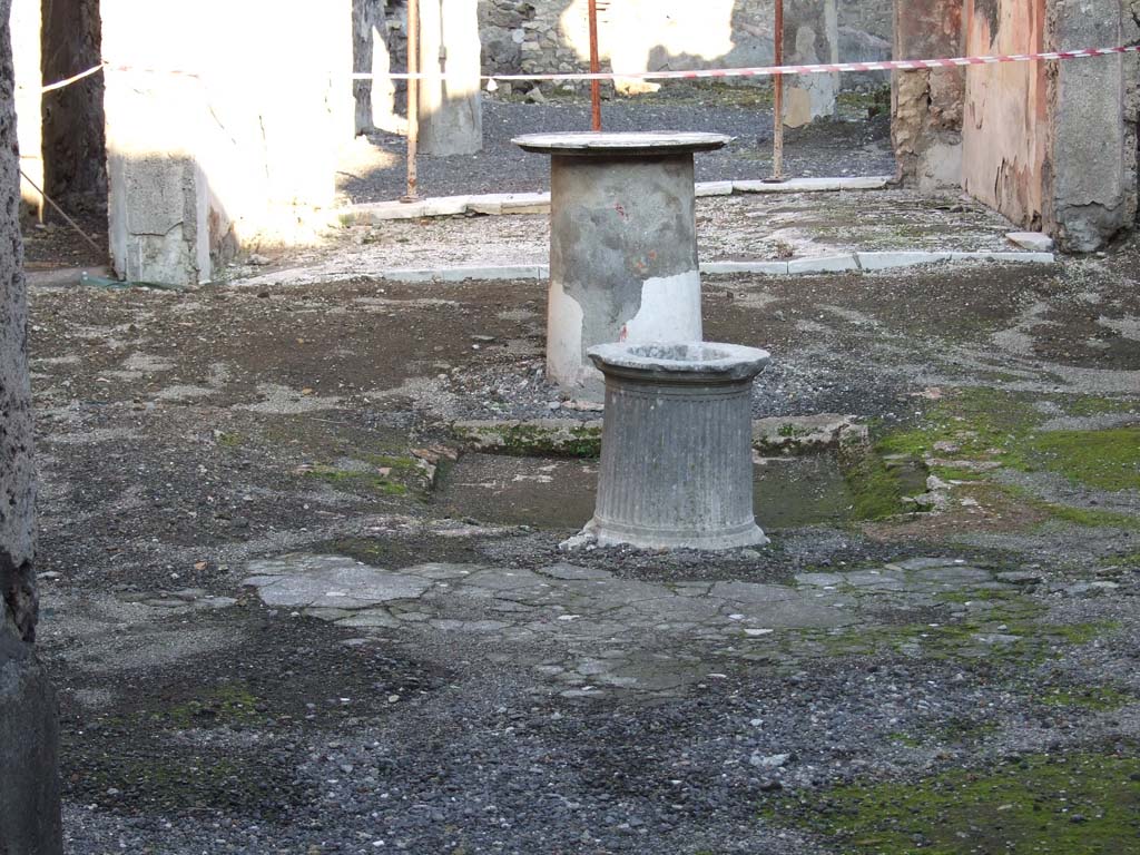 VI.14.40 Pompeii. December 2007. Impluvium in atrium, with puteal and marble table.