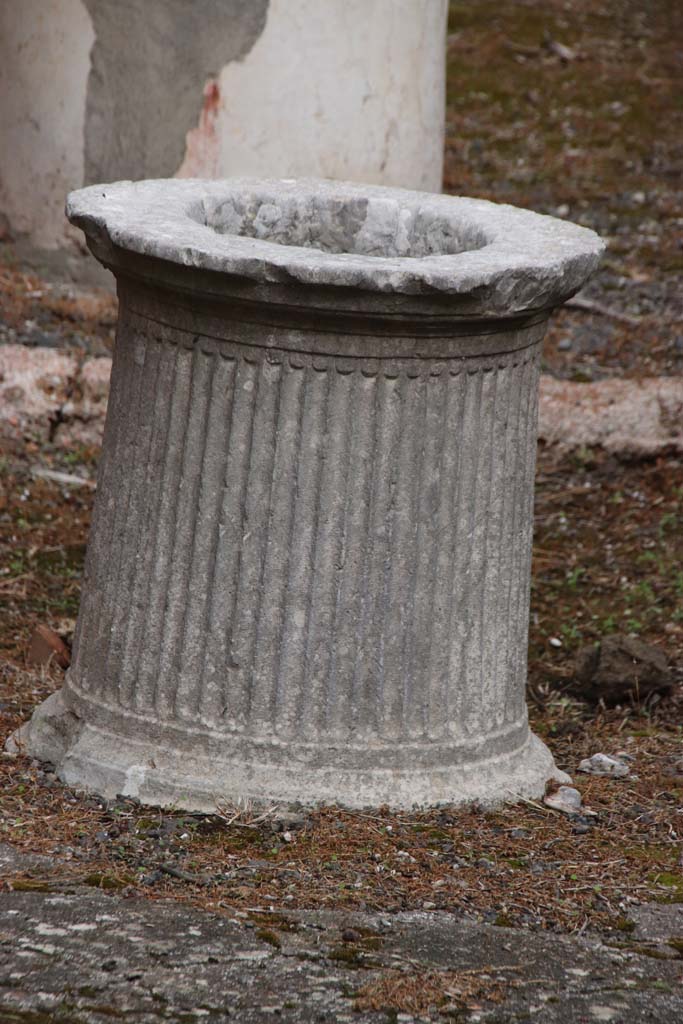 VI.14.40 Pompeii. October 2020. Detail of puteal in atrium. Photo courtesy of Klaus Heese.