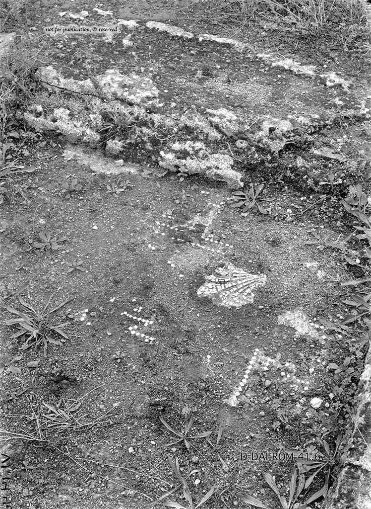 VI.14.40 Pompeii. Pre-1938. Impluvium in atrium.
See Pernice, E.  1938. Pavimente und Figürliche Mosaiken: Die Hellenistische Kunst in Pompeji, Band VI. Berlin: de Gruyter, Taf. 16,1.
According to PPM –
The impluvium was faced with cocciopesto, the base was decorated by meanders in white tesserae, and in the four corners, by palmettes.
The edge was in cocciopesto with decorations outlined in white tesserae, which were then covered by the flooring of lavapesto.
See Carratelli, G. P., 1990-2003. Pompei: Pitture e Mosaici. Vol. V. Roma: Istituto della enciclopedia italiana, (p. 393).