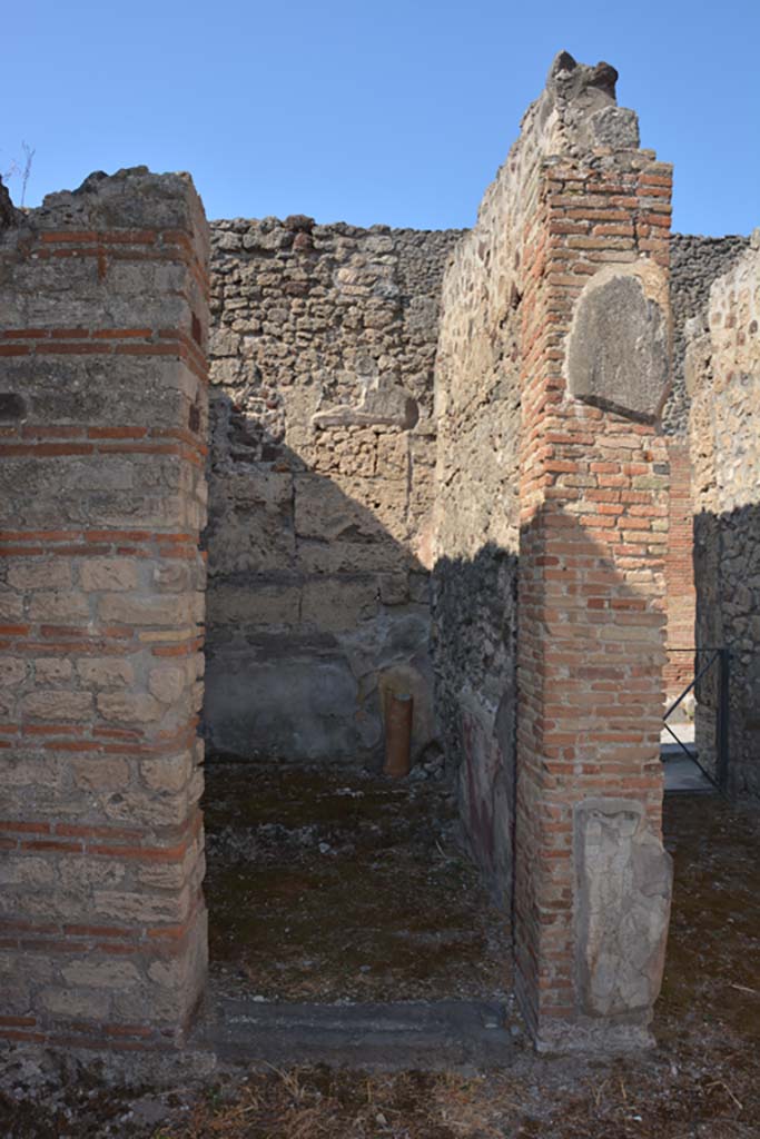 VI.14.40 Pompeii. September 2019. 
Doorway to cubiculum on south side of entrance corridor.
Foto Annette Haug, ERC Grant 681269 DÉCOR