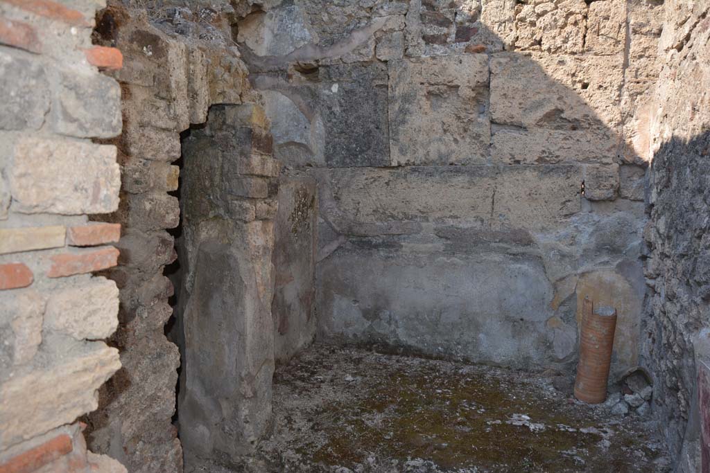 VI.14.40 Pompeii. September 2019. 
Looking west towards alcove in cubiculum, with flooring of cocciopesto scattered white limestone flakes.
Foto Annette Haug, ERC Grant 681269 DÉCOR