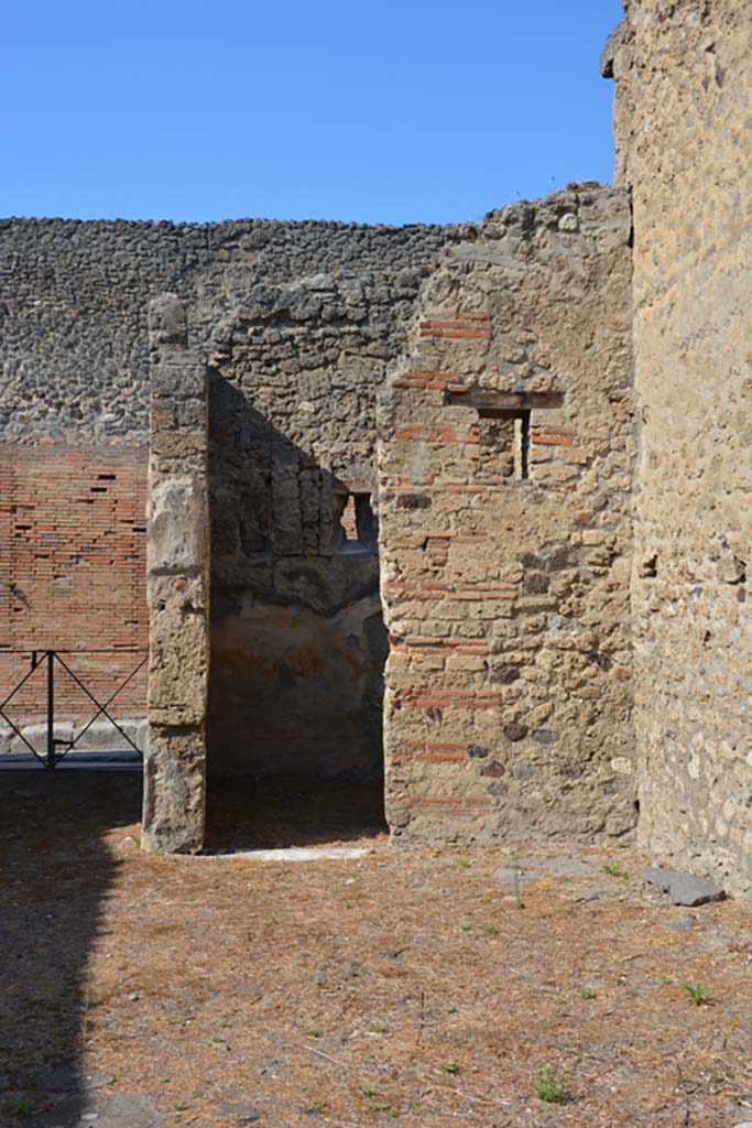 VI.14.40 Pompeii. September 2019. Doorway to cubiculum on north side of entrance doorway.
Foto Annette Haug, ERC Grant 681269 DÉCOR
