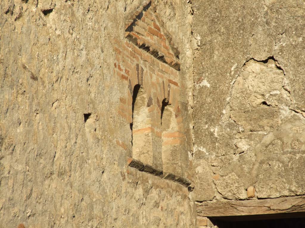 VI.14.40 Pompeii. December 2007. North wall of atrium, with double niche.