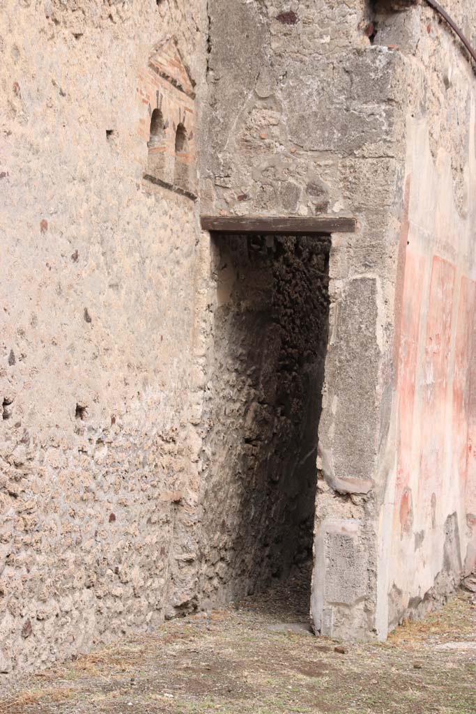 VI.14.40 Pompeii. October 2020. Doorway to corridor on north side of tablinum, leading to rear rooms and garden.
Photo courtesy of Klaus Heese.